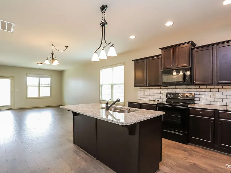 27 Balboa Pkwy — Photo 5