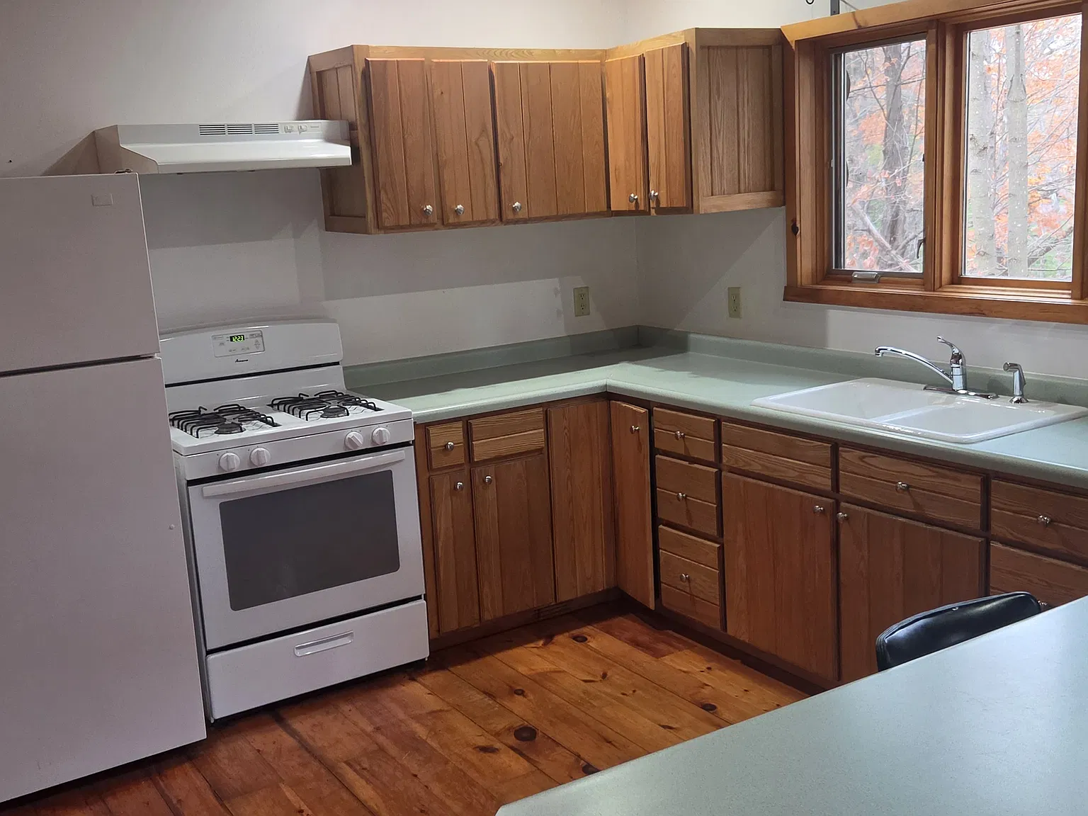 2 bed, 1.5 bath, 1250 sqft, $1,350 — Photo 2