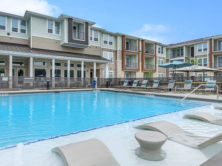Green Oaks Apartments — Photo 11