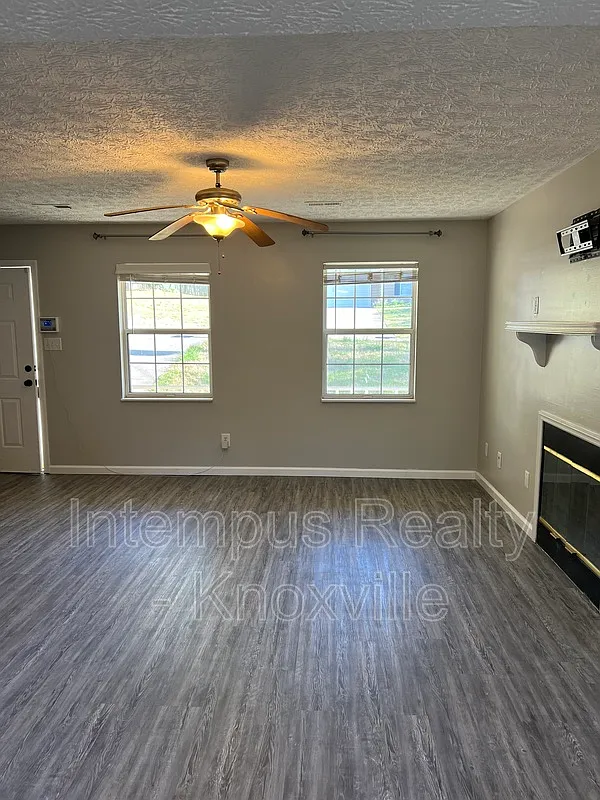 3 bed, 2.5 bath, 1496 sqft, $2,200 — Photo 3