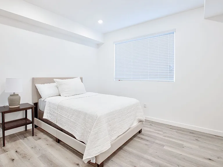 14748 Victory Blvd — Photo 15
