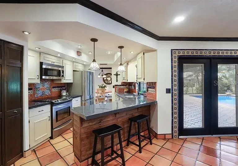 2077 Racimo Dr — Photo 11