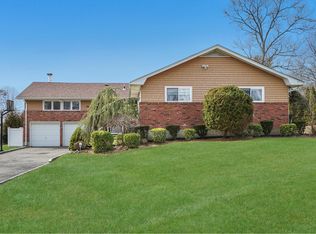 15 Millford Dr, Plainview, NY 11803