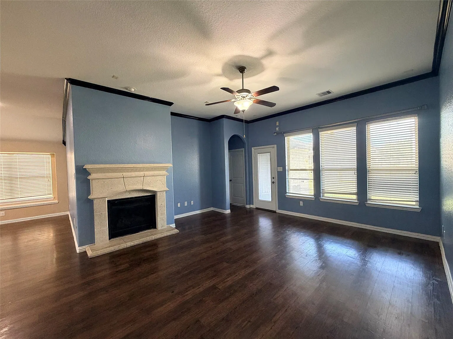 3 bed, 2.0 bath, 1852 sqft, $2,200 — Photo 4