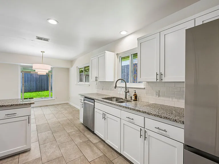 2717 Charlesworth Dr — Photo 15