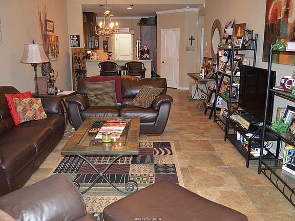 3rd image of 3827 Blackhawk Ln