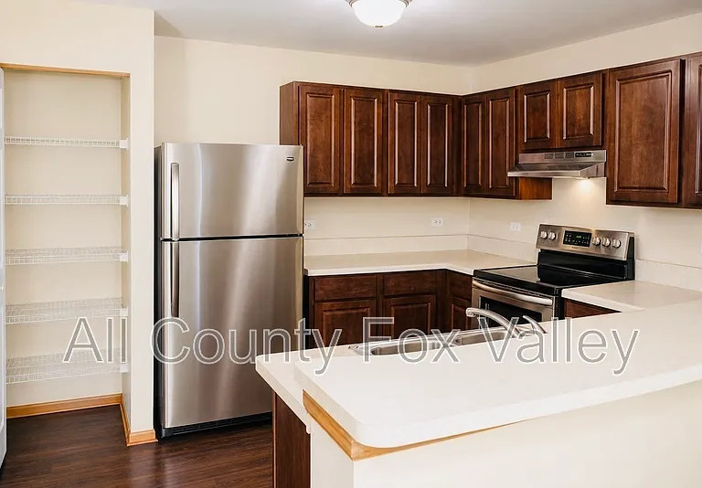 1207 Silverstone Dr — Photo 2