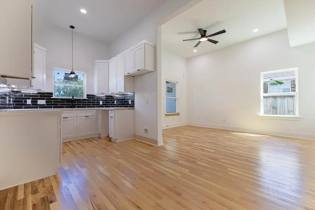 3 bed, 2.0 bath, 2014 sqft, $1,600 — Photo 2
