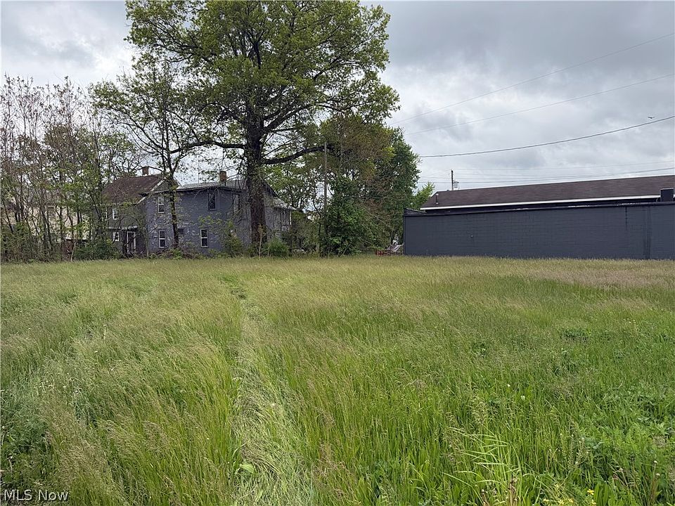2nd image of Elm Rd NE