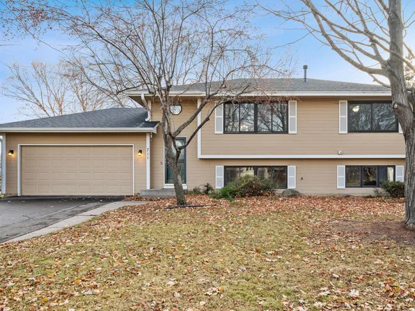 711 Conestoga Trl, Chanhassen, MN 55317
