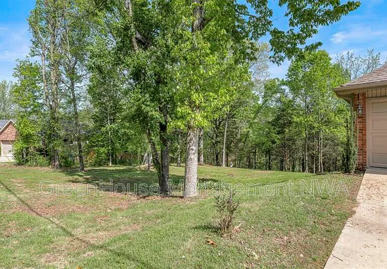 28 Latshaw Dr — Photo 3