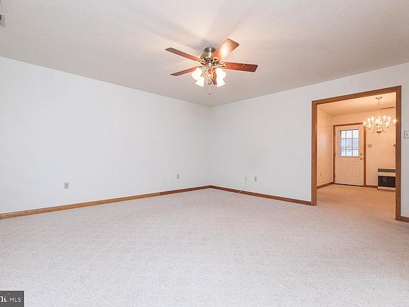5th image of 212 Warbler Dr