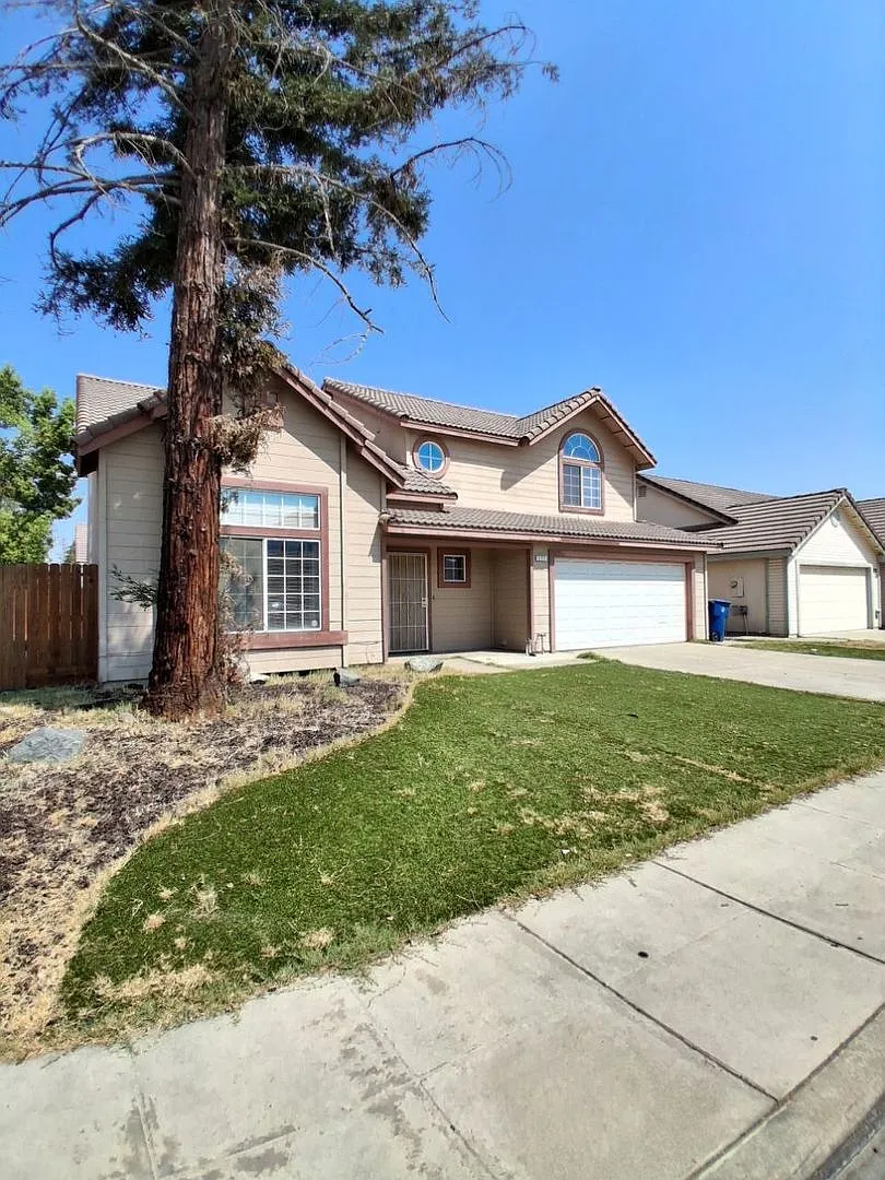Clovis Charmer: A Two-Story Home in Clovis, CA! — Photo 2