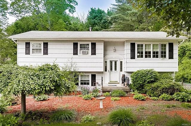 1st image of 2 E Stemmer Ln