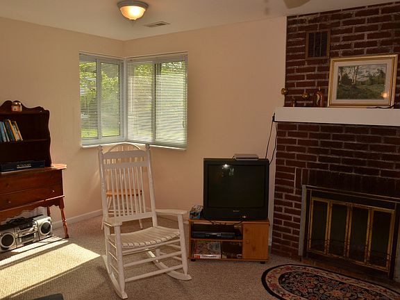 5th image of 525 Elm Ave
