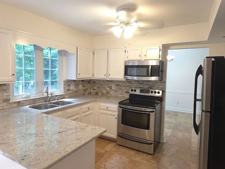 190 Barrington Dr E — Photo 6