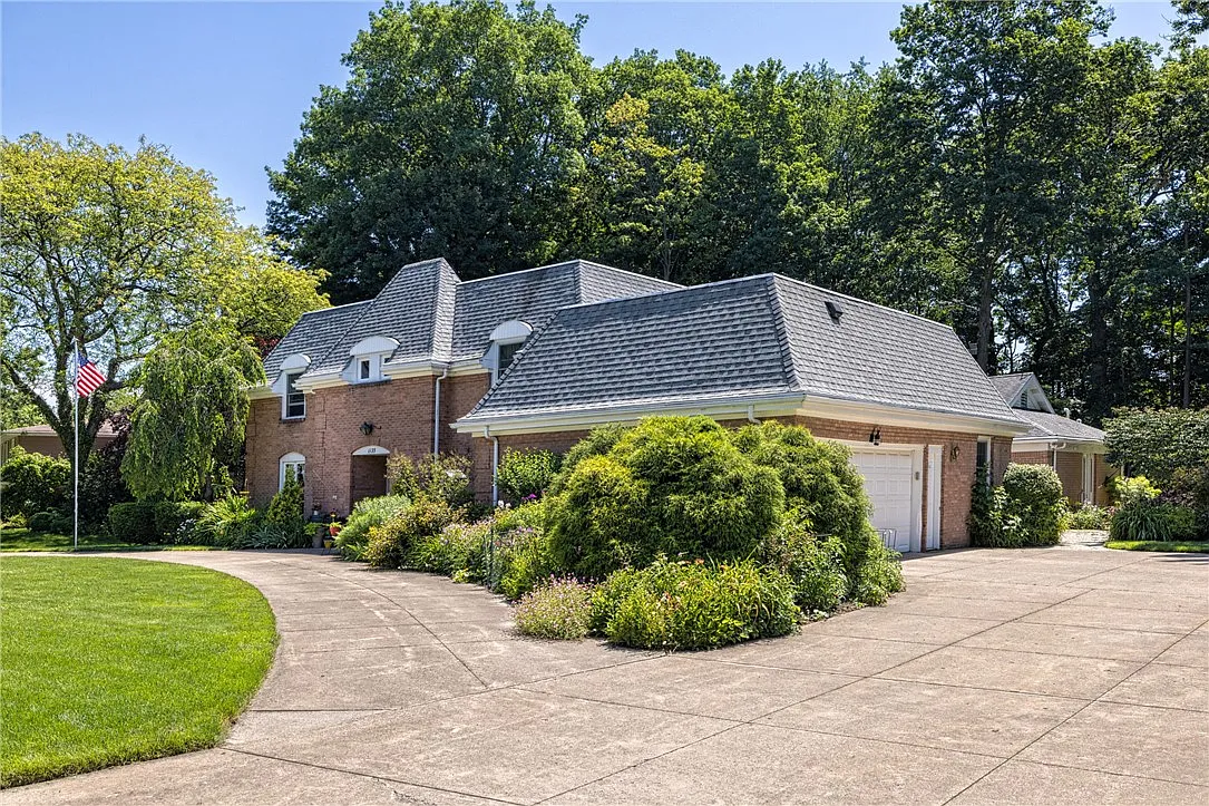 1135 Southview Dr photo 1