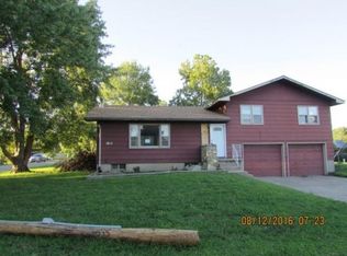 1012 Lakeview Dr, Milford, KS 66514