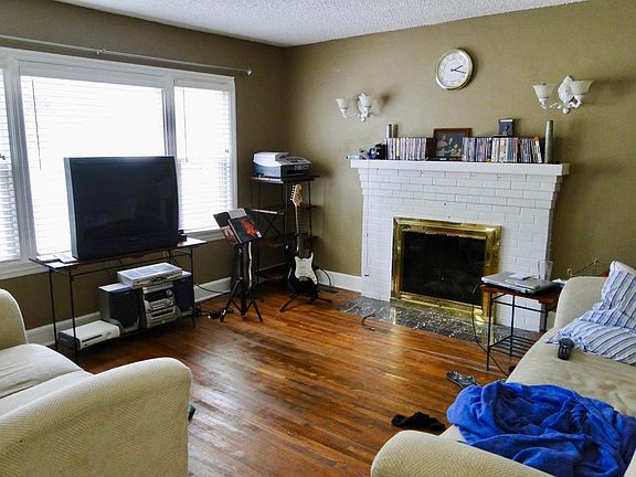 Living Room w Fireplace