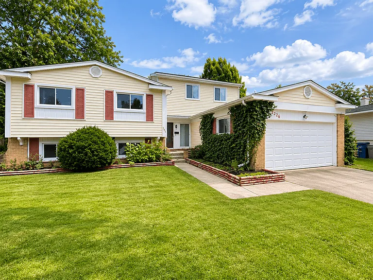 2226 Yorktown Dr — Photo 1