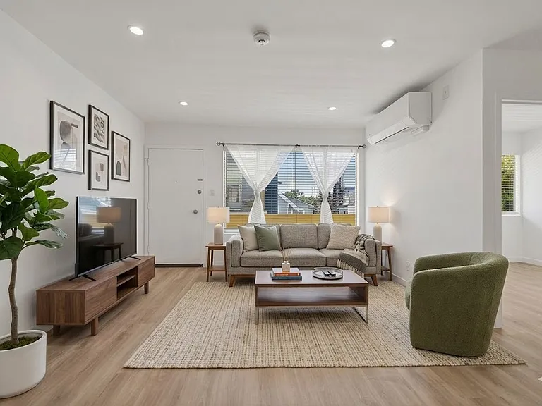1827 N Van Ness Ave #6 — Photo 3
