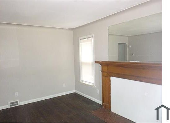 4th image of 15240 Young St