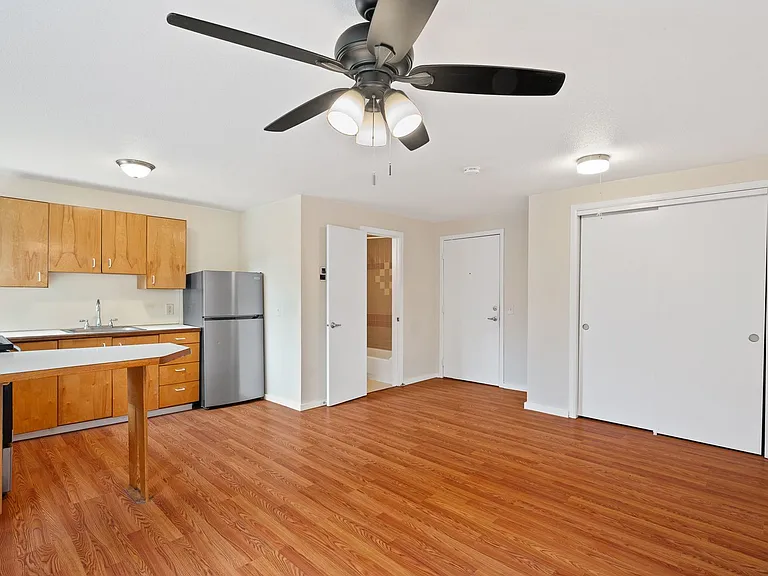 Abbottsford Apartments — Photo 89