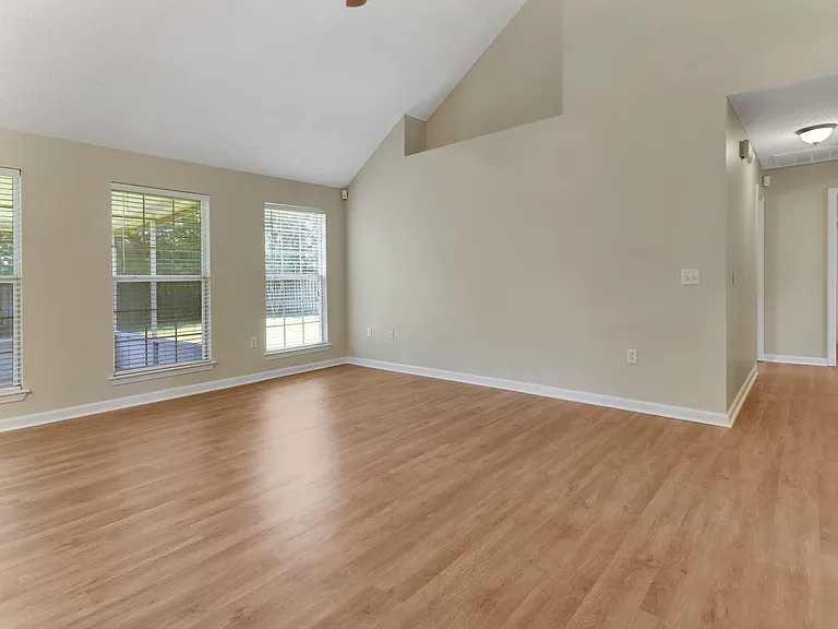 836 Laurel Hill Cir — Photo 7