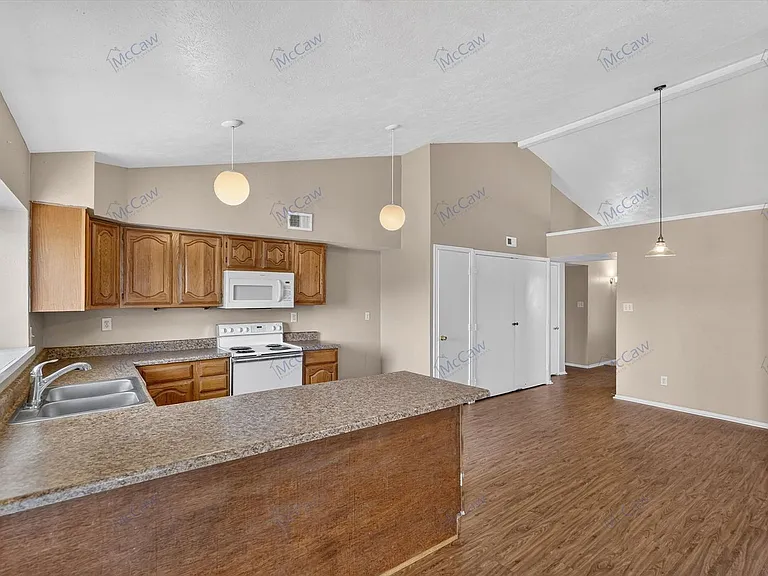 521 Weaver St — Photo 7