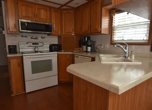 Single Family Home in the Heart of Wasaga beach — Photo 2