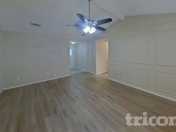 2nd image of 3910 Lillie St