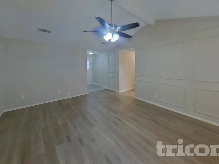 3910 Lillie St — Photo 2