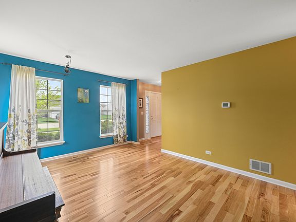 2nd image of 1426 S Blackhawk Cir