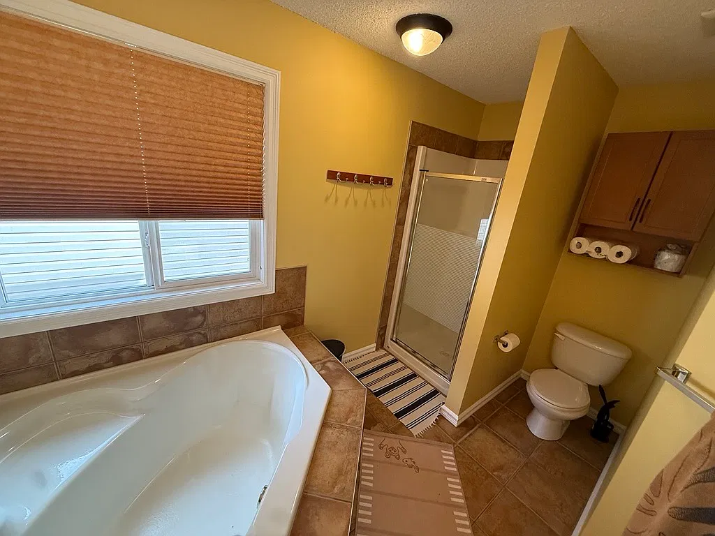 Spacious 3 Bedroom 2.5 Bath with Attached Garage in Riverbend — Photo 2