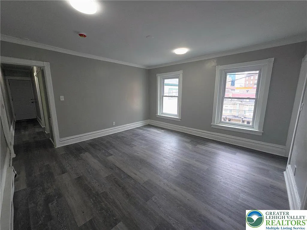 1 bed, 1.0 bath, 650 sqft, $1,300 — Photo 2