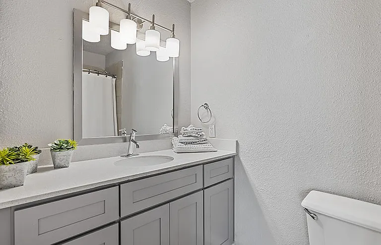The Oakley Apartment Homes — Photo 8