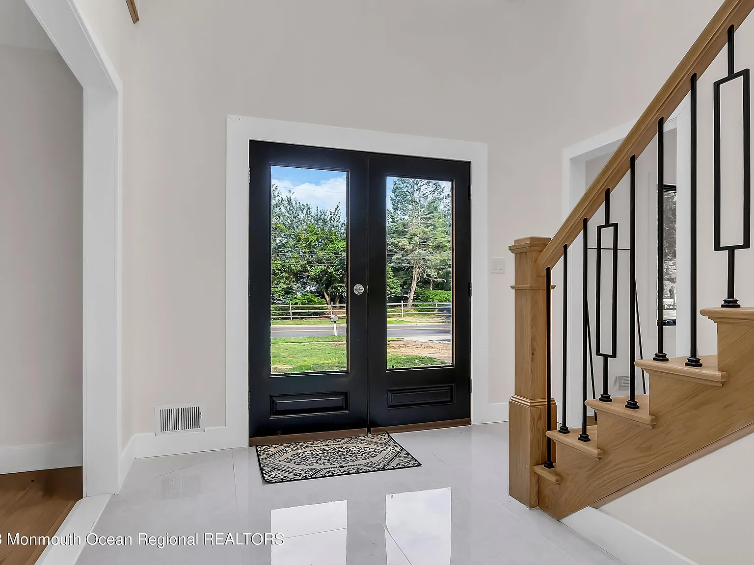 5 bed, 3.5 bath, 2381 sqft, $3,200 — Photo 2