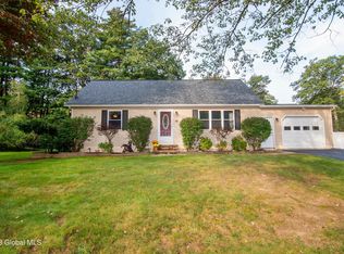 10 Cambridge Ave, Halfmoon, NY 12065