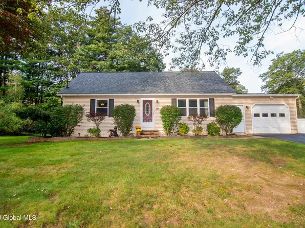 10 Cambridge Avenue, Halfmoon, NY 12065