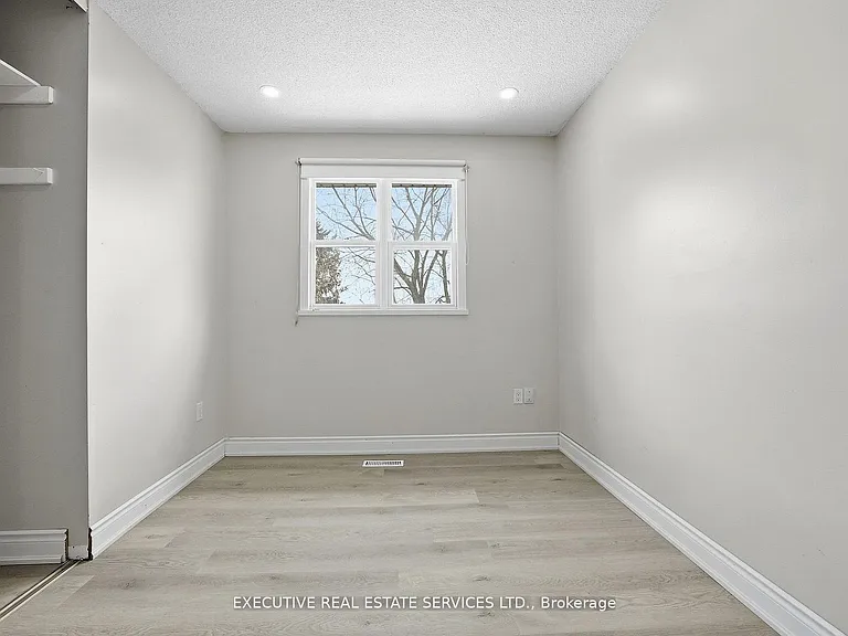 69 Lorraine Cres — Photo 21