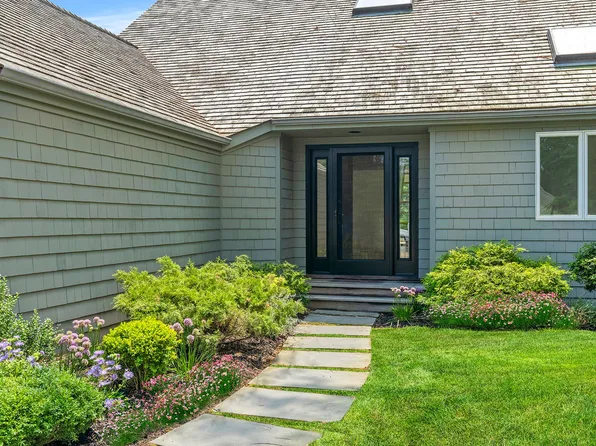 68 Huckleberry Ln, East Hampton, NY 11937