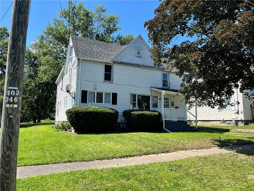 2 bed, 1.0 bath, 2392 sqft, $900 — Photo 1