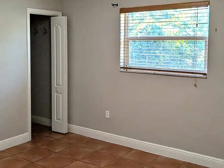 2801 SW 38th Ct — Photo 6
