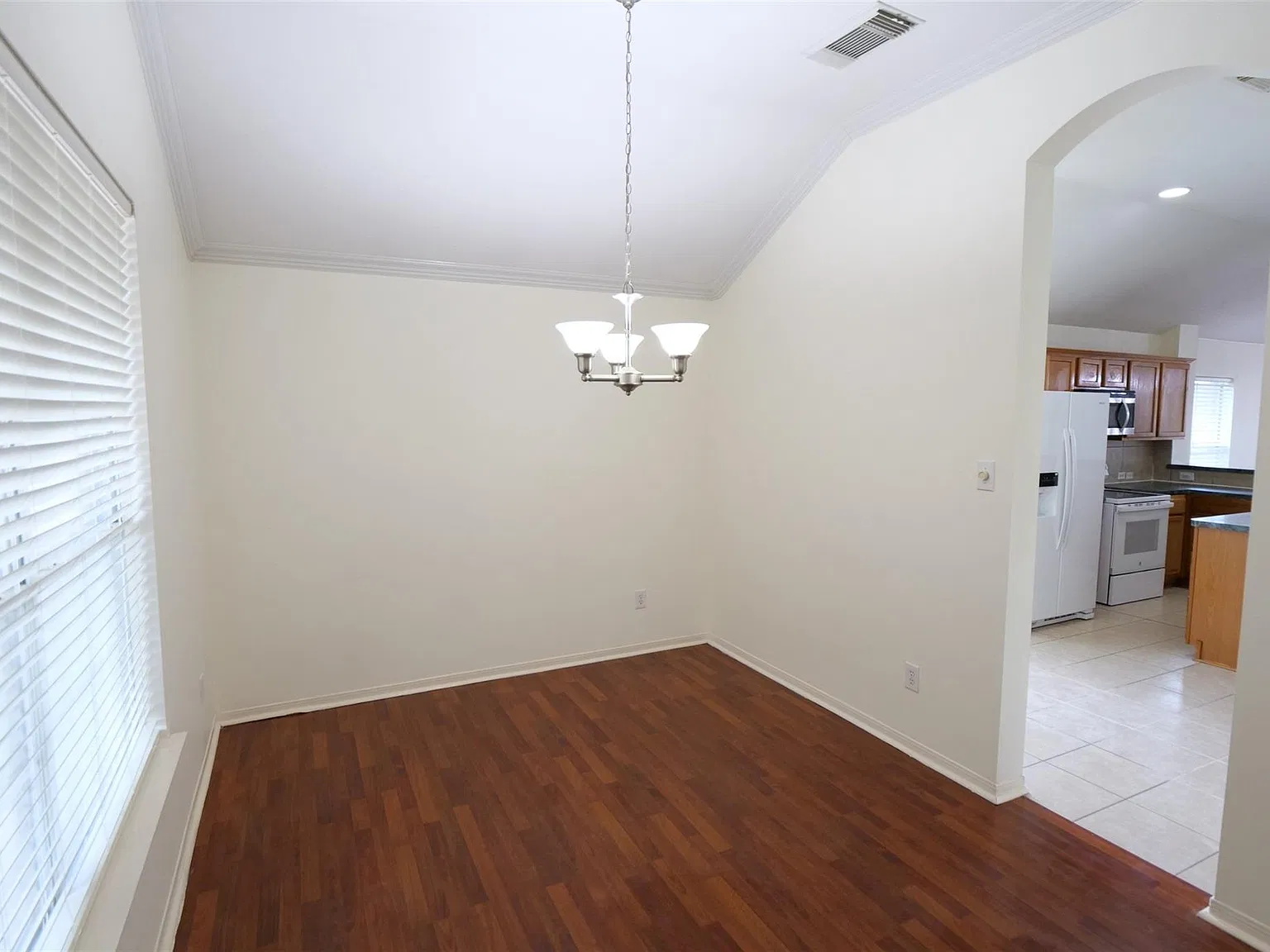 3 bed, 2.0 bath, 1975 sqft, $1,800 — Photo 4