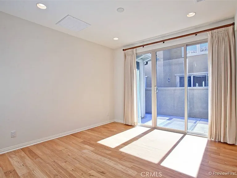 34 Roycroft — Photo 12