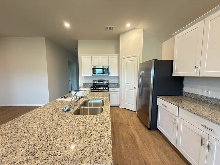 406 Kingsbury Ave — Photo 12