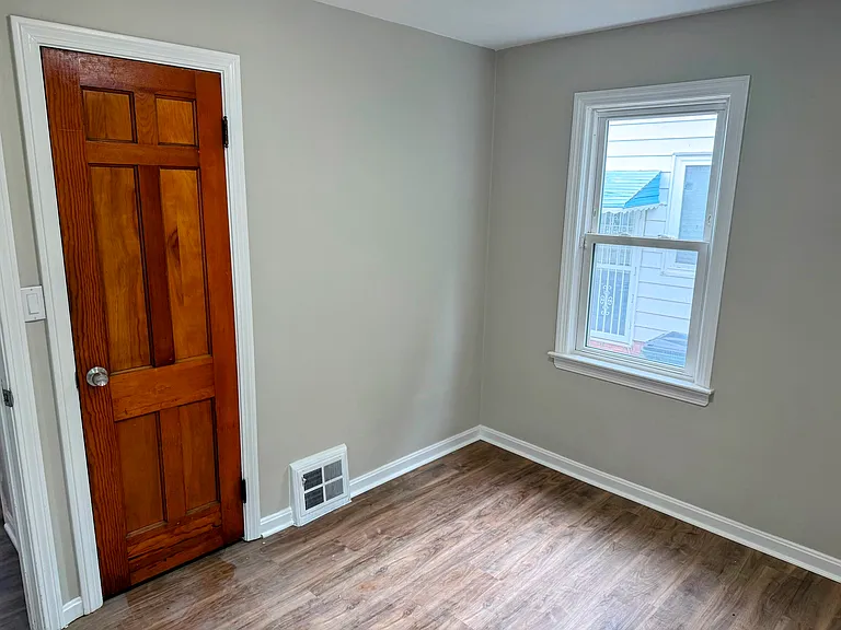 10806 Plymouth Ave — Photo 14