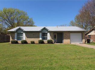 733 Poe St, Azle, TX 76020