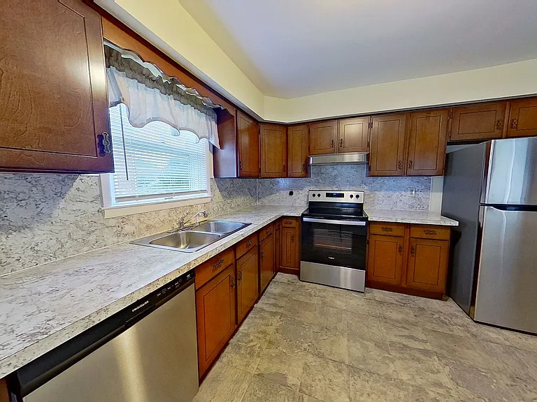 571 S Main St — Photo 3