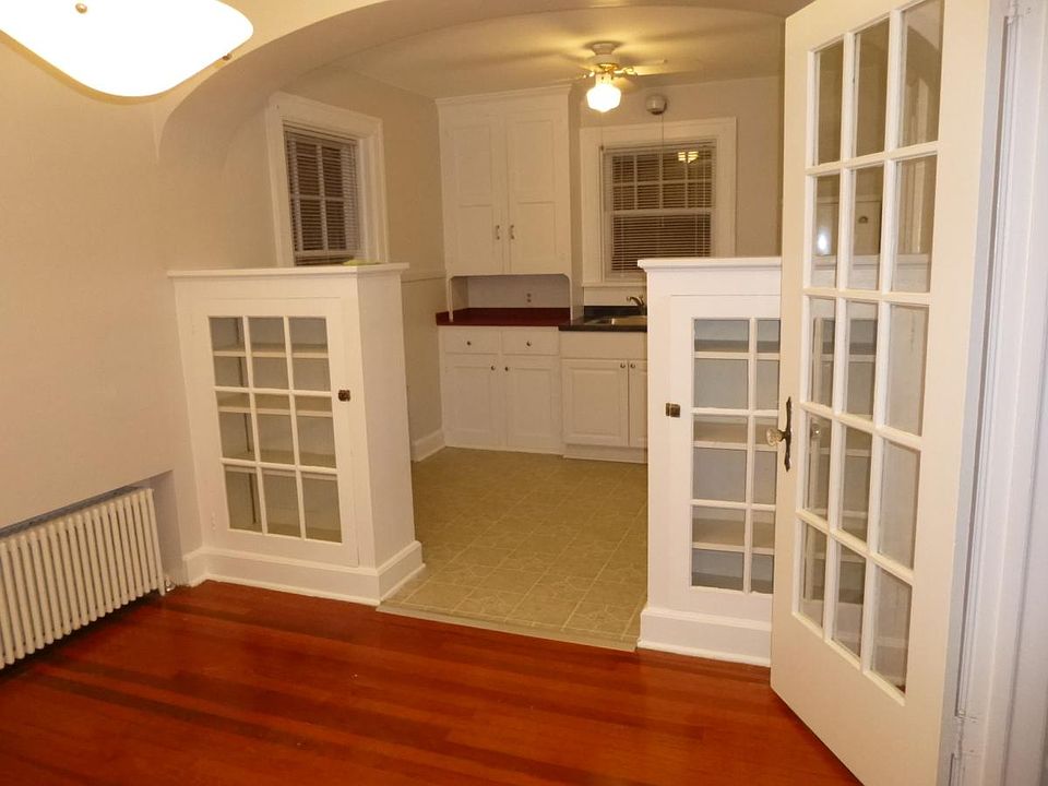 Dining room w/built-ins